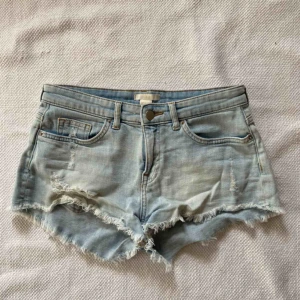  - +frakt Nästan aldrig använda, anledning för små. Ganska små i stl. Tjockt material och sitter bekvämt och snyggt. Det framgår inte så bra på bilden men de är designade med ett slitet hål på vänster framsida 