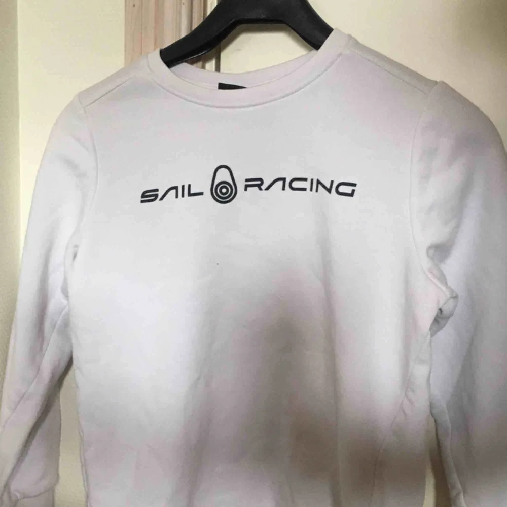 Vit sweatshirt från Sail Racing, nypris 599kr mitt pris 200kr. Hoodies.