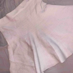 Vit kjol - Gullig vit skater kjol, helt perfekt för sommaren☺️  Går att mötas upp i Gbg eller eventuellt lämna i brevlåda, annars tillkommer frakt 🌷