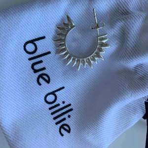 Oanvänt örhänge från Blue Billie (”Sun Hoop Silver”) i äkta silver. Säljer pga inte kommit till användning. Ord. pris 490kr. Frakt tillkommer (1 frimärke á 11kr).   