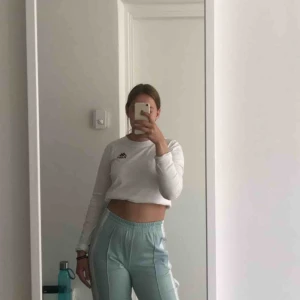  - Vit tröja från kappa. Kan stylas på olika sätt, den är lång men kan tex vikas upp som på första bilden. Använd fåtal gånger. 