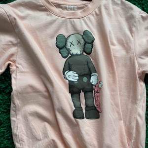 Säljer en superfin Kaws x Uniqlo tshirt som går för runt 4-500 kr.  Storlek L egentligen men har krympt till en S/M  Perfekt till sommaren  Köpt i Köpenhamn