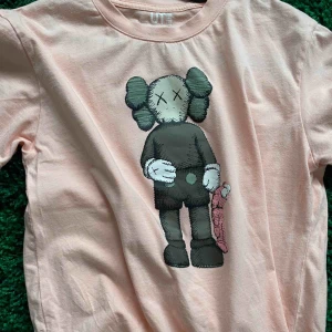  - Säljer en superfin Kaws x Uniqlo tshirt som går för runt 4-500 kr.  Storlek L egentligen men har krympt till en S/M  Perfekt till sommaren  Köpt i Köpenhamn
