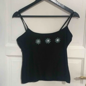  - Cute linne med broderade blommor. Väldigt töjbar, är i nyskick!