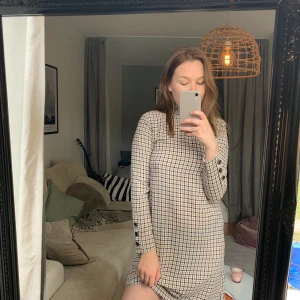 Rutig klänning - Måste tyvärr sälja denna supergulliga klänning då den börjar bli för liten. Har knappt använt. Frakt tillkommer ☺️🤩