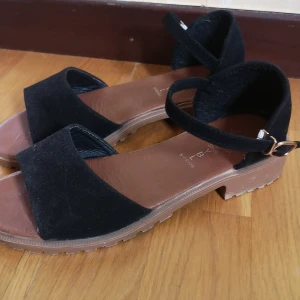 Sandaletter - Ett par skor som jag köpt från en asiatiskt sida som heter Yesstyle. Skorna sitter perfekt på mig, storlek 36. Använd 3 gånger. Sjukt smidig strap! 