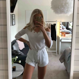  - Fin playsuit med spets i överkant som är mycket fin att ha till sommaren. Denna har insydda innershorts som gör att den inte är lika genomskinlig över benen. Dock vet jag ej storlek då lappen klippts bort. Men den passar bra på mig som är XS/S✨