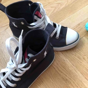  - Använda fåtal gånger. Inga slitningar eller något som är sönder. Vill bli av med dom så säljer dom billigt. 