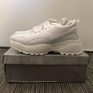  - HELT NYA! Otroligt fina höga vita skor i storlek 37 (4), cirka 5,5 höga. Säljer de pga att de är lite för höga än vad jag hade förväntat mig. Kontakta för fler bilder eller frågor! Frakt förekommer.  