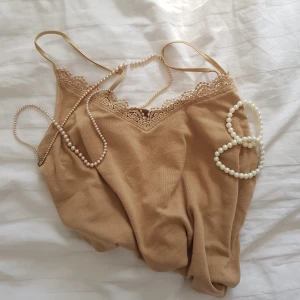 Linne - Gulligt linne med spätsbrydyr 👼🏼 Plagget är i st. XL men jag skulle säga att det mer är S-M 🍑 