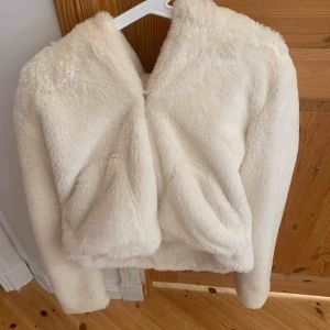  - Min jätte fina teddyjacka som är lite sönder i fodret precis vid armen men annars precis som ny💘, budgivning - startar vid 50kr