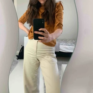  - Tröja från Zara i en snygg brunaktig färg! Passar både till fint och vardags!  Hör av dig vid intresse💛 Frakt ingår ej