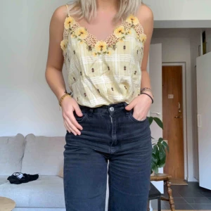  - Gul blommig top, banden är justerbara! Frakten är inkluderat i priset💗
