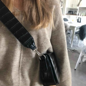  - Snygg svart väska, medföljer två band. Knappt använd så är i väldigt gott skick, köparen står för frakt:kr