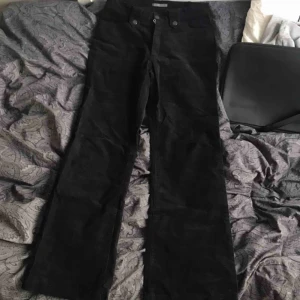  - Ett par svarta Manchester byxor med bootcut. Köpta secondhand. 