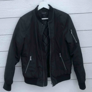  - Skitsnygg svart bomberjacka som knappt är använd💗 