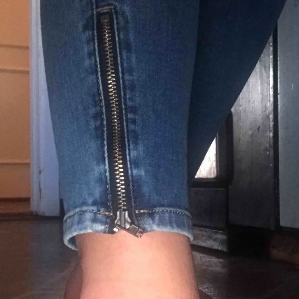 Bedårande Diesel slandy ankle jeans, med dragkedja nedtill 🤩 Låga i midjan och innerbenslängd ca 66 cm. I absolut nyskick! . Jeans & Byxor.