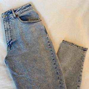 Jättesnygga ljusblå-melerade jeans från Cheap Monday. Stretchiga material och figursydd passform. Väldigt bra skick! Köparen står för frakt💖