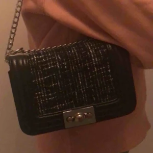  - Väska från Gina Tricot👛 As snygg till en basic outfit👙 Inte speciellt använd💅