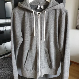 Grå tjocktröja  - En grå basic tjocktröja från HM. Frakt tillkommer