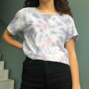  - Hemmagjord Tie Dye tröja i blå färg! Har blivit lite missfärgad men det ger bara en cool effekt ✨ Storlek M i men’s size. 130kr inklusive frakt 💛