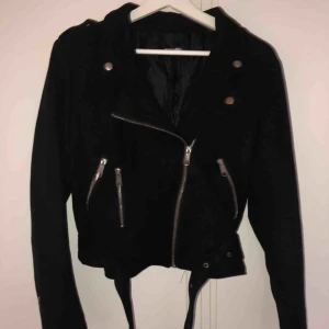  - Svart ”mockaimitation” jacka från Nelly. 