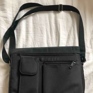  - Jättecool svart handväska köpt second hand! Den har tre ytterfack på väskan och väskan i sig har två (se bild 3) Köpt på emmaus💜Köpare står för frakt! 