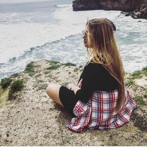  - Super fin skjorta som jag inhandlade 2013/14 på Zara i Tyskland. I mycket fint skick 👔  • Storlek Small.  • Går att snyggt knyta rund midjan eller slarvigt ha på sig med svart bh under 🥰 