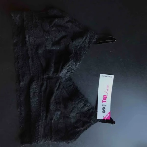  - Super söt bygellös bh i spets. Aldrig använd.  Säljer för att den aldrig kommer till användning💖