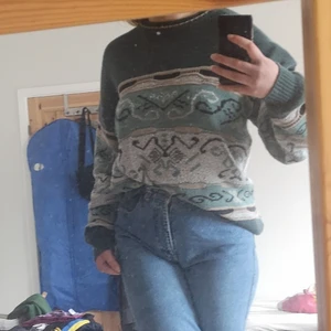 Vintage stickad tröja!  - Tröja köpt second hand i höstas! Coolt mönster och väldigt varm! Stor och kan passa de flesta strl beroende på vilken passform man vill ha! Priset inkluderar frakt 🦋