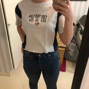  - Jag säljer en NYC magtröja med storleken xs från HM. Använd i ca 2-3 månader. Köparen står för eventuell frakt 