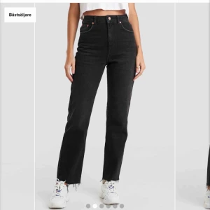  - Supersnygga byxor från nakd, de är raka i modellen och fransiga där nere, väldigt sparsamt använda. Nypris 500 kr. De är en storlek 32 men mer som 34