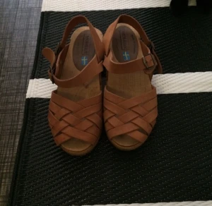  - Moheda träsandaler i brunt skinn.
Stl 37.
Använt två gånger. 
I väldigt gott skick.
Frakt tillkommer ca: 70kr
Kan hämtas i centrala Göteborg. 
Swish eller överföring av konto går bra.
