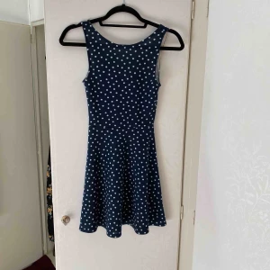  - Prickig klänning från hm. Aldrig använd. Vid frakt står köparen för fraktkostnaden.