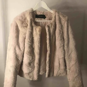  -  En fake Pälsjacka från vero Moda! 💜  ( frakt läggs till sen ) 