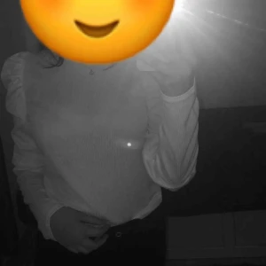  - Säljer 2st blusar, 120kr st eller 200kr för båda, en vit och en svart, aldrig använda i nyskick, passar s/m ifall personen har lite mindre byst då tröjan kan vara väldigt tight runt bysten möts upp i Göteborg eller står köparen för frakt 