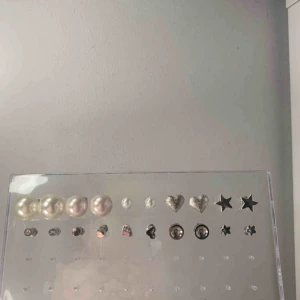  - Säljer alla dessa örhängen, går att köpa tillsammans eller för sig. Vissa helt oanvända o vissa använda Max 1-2 gånger. Skriv för att diskutera pris, eller om för fler bilder på några specifika!❤️