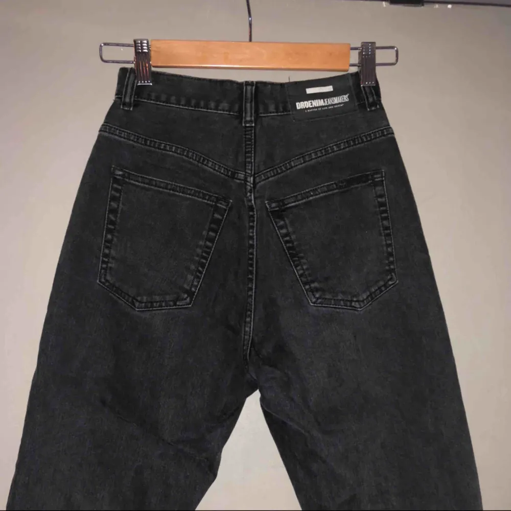 Svarta jeans från Dr denim! Highwaisted och lösare i modellen men passar beroende på ens storlek ! Köpta på Plick men för små för mig! FRAKT 88kr eller mötas i Stockholm stad. Jeans & Byxor.