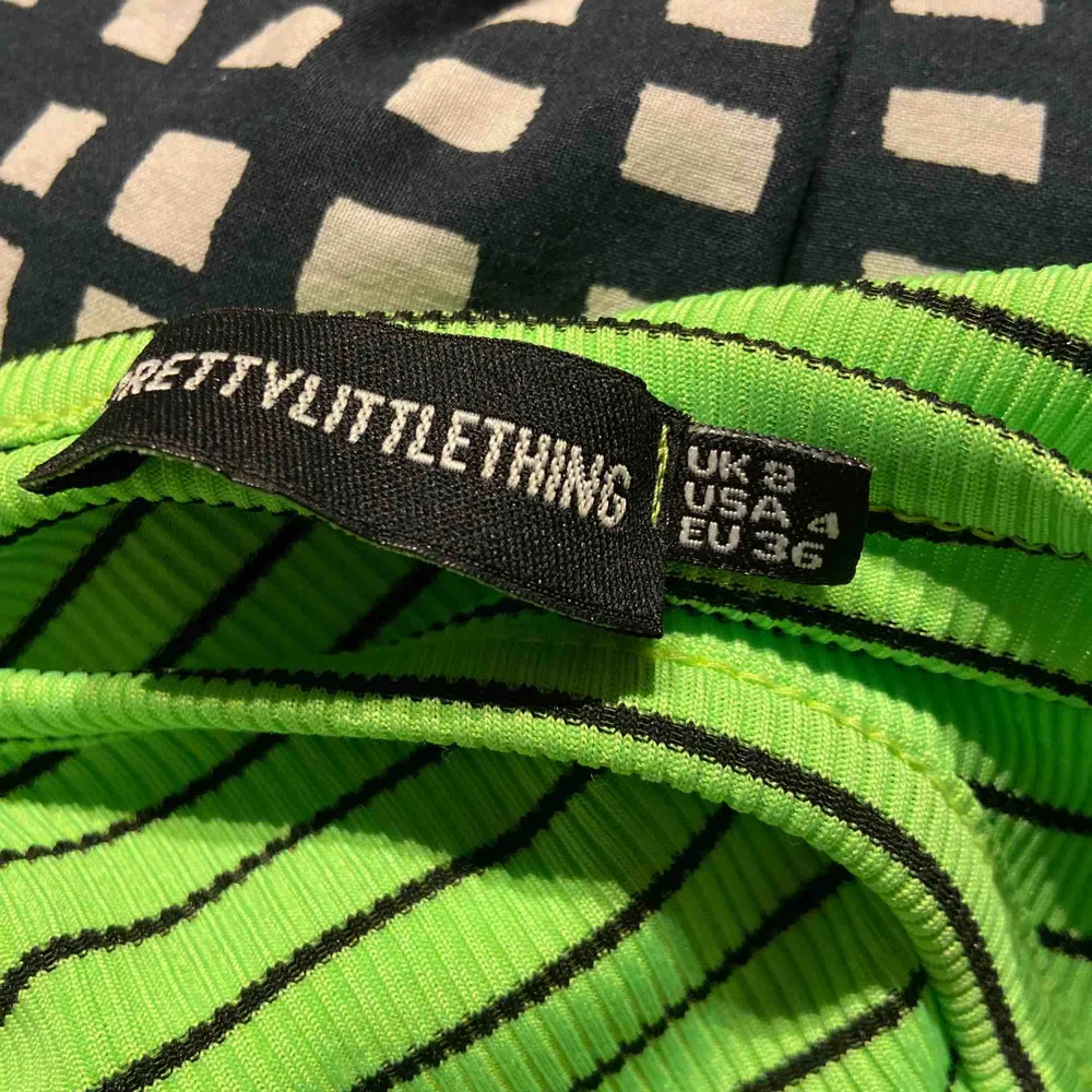 Neon grön randning tröja med ett hål vid bröstet som detalj.  Jag har S-M och den är för liten för mig så därför tror jag den passar mest XS. Väldigt stark och fin färg. Skriv om intresserad 💕. Toppar.