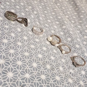 6 st ringar. - De här sex stycken ringar nästa alla ringar har små fake diamanter på sig. Om man köper rdem får man med alla ringarna.