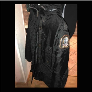 Parajumper - Hej! Säljer nu min parajumper slim fit stl L pga fel storlek:( använd ungefär 5 ggr så i  nytt skick. Möts helst upp annars skickar ja, bjuder frakt, nypris: 10 000 kan gå ner i pris fler frågor, DM😊
