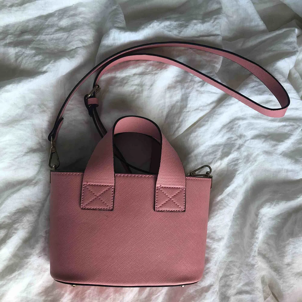 Snygg rosa väska från Zara. Nästan oanvänd och i bra skick. Skriv vid frågor. Frakt tillkommer. Väskor.