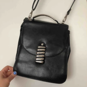  - 💼🤎 Vintage väska i läder 🤎💼  Cool vintage-väska i äkta läder. Använd men mycket fin för sin ålder. Finns tre fack inuti varav ett med dragkedja. Axelremmen kan hakas av och bytas. Frakt tillkommer!