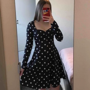  - Prickig klänning från Nelly i storlek XS. Den är nopprig på några ställen på kjolen, därav priset. Vet ej om det går att ta bort, har inte prövat. Fraktkostnad tillkommer