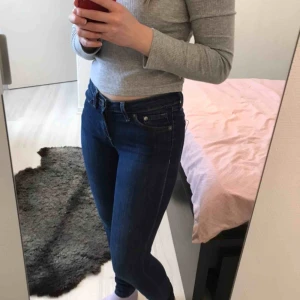 Jeans - Lågmidjade, blåa jeans från H&M, storlek 24/30. Väldigt fint skick! Fraktkostnad tillkommer 