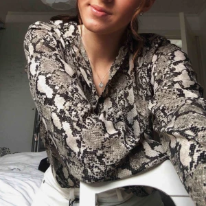  - Så cool ormmönstrad skjorta! Inte mycket använd, storlek 34.