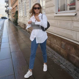  - MOM JEANS från NA-KD. STRL 34. Frakt tillkommer 63kr