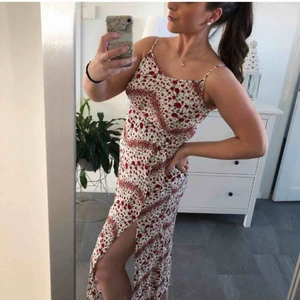  - Använd 1 gång. Väldigt fin vit långklänning med röda blommor på. Passar perfekt till midsommar. 50kr + frakt 🥰🥰
