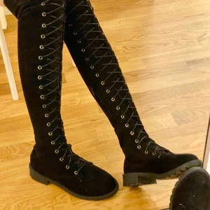 Knähöga skor - köpte begagnat av en annan person för 2 års sen dock kunde hon inte uppge vad för märke det var så det är oklart. Dem är ändå inte använda mer än en gång av mig även fast dem är markerade som begagnat. Snören redan knutna samt dragkedja finns. 