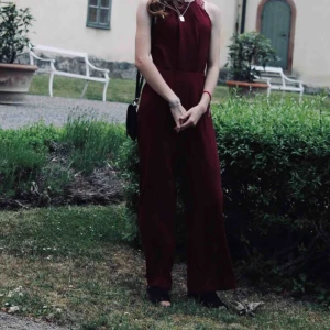  - Säljer denna sååå snygga jumpsuiten i färgen ”Crepe”. Fungerar för både bal och för lite mindre uppklädda tillfällen, o är i lite ”tyngre” tyg vilket gör att den faller väldigt fint! Lite uppsydd (jag är 160), o färgen syns bäst på andra o tredje bilden🥰